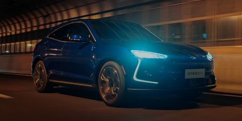 華為首款汽車正式開售，起步價22萬引熱議，自動駕駛未搭載引網友遺憾